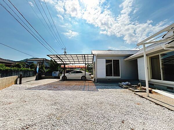 東側から見た敷地です。砕石を敷きます。駐車場としても使えます。