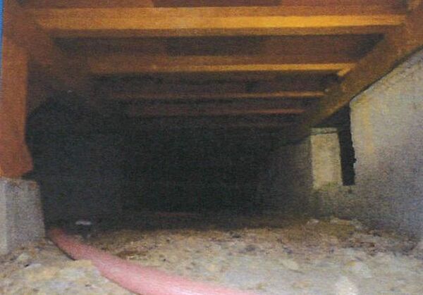 中古住宅の3大リスクである、雨漏り、主要構造部分の欠陥や腐食、給排水管の漏水や故障を2年間保証します。その前提で床下まで確認の上でリフォームし、シロアリの被害調査と防除工事もおこないます。