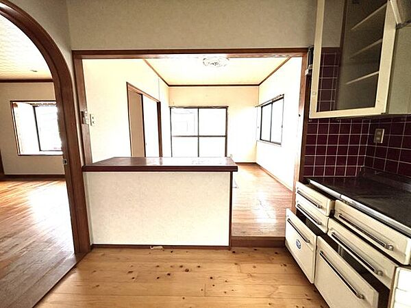 リフォーム中　約20.5帖のリビングのキッチン部分です。システムキッチンは新品に交換します。