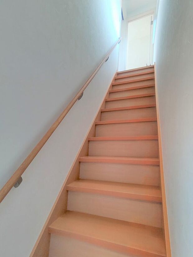 【階段：リフォーム済】階段は新品交換と架け替えを行いました。傾斜がゆるやかになりました。