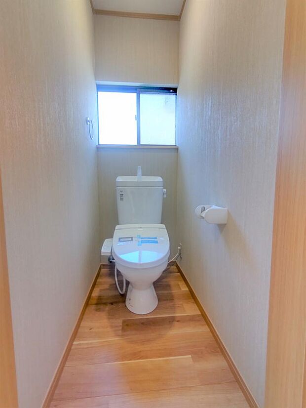 1階のトイレはTOTO製の温水洗浄便座トイレに新品交換しました。直接お肌に触れる部分なので、新品だと嬉しいですね。便座は温度調整ができるので、寒い冬場でも安心して利用できます。？？