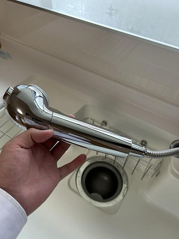 【現地写真】新品交換したキッチンの水栓金具はノズルが伸びてシンクのお手入れもラクラクです。水栓本体には浄水機能が内蔵されていて、おいしいお水をつくります。