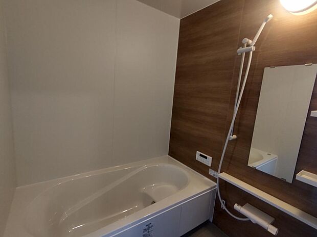 【リフォーム中写真：浴室】浴槽はLIXIL製のユニットバスに新品交換予定です。