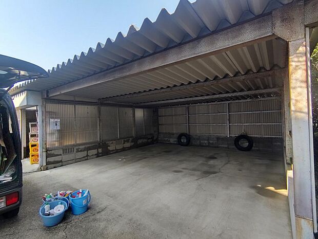 【リフォーム前写真：駐車場】車庫は解体する予定です。