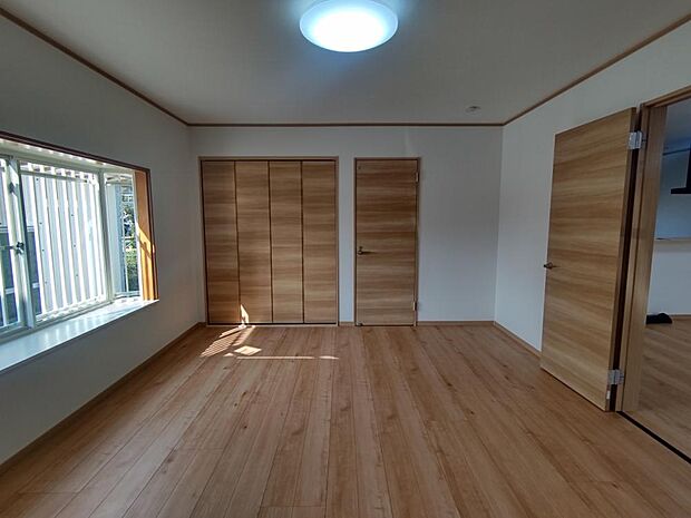 【リフォーム中写真：洋室】約8帖の洋室です。床はフローリングの重ね張り、壁と天井のクロスを張り替える予定です。