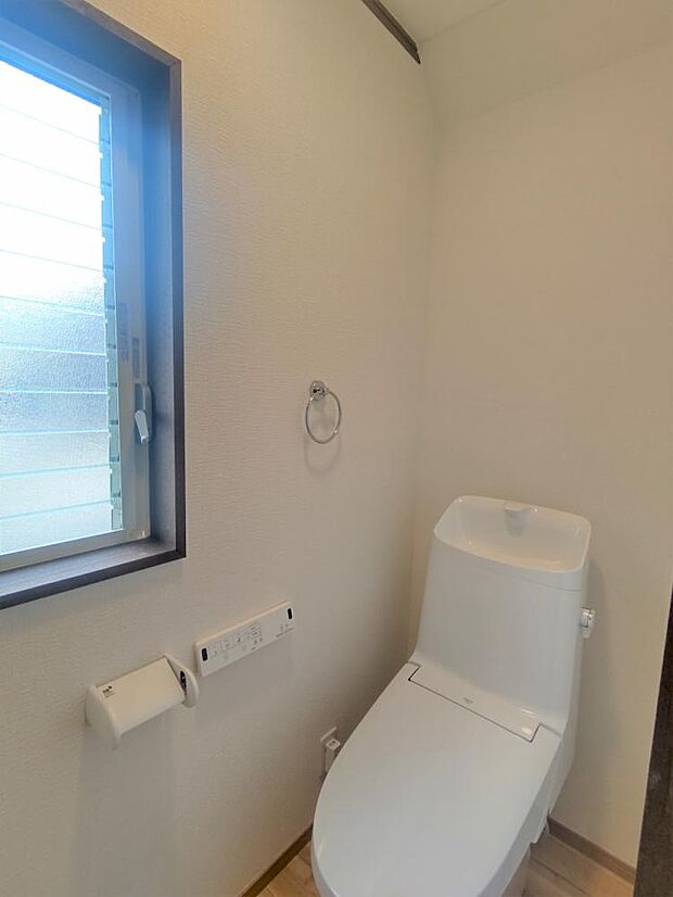 【リフォーム後写真：トイレ】トイレはLIXIL製に新品交換しました。