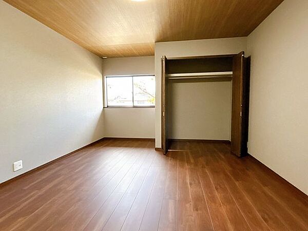 【リフォーム済】1階約9帖の洋室の写真です。元々は和室の続き間でしたが、間取り変更して独立したお部屋にリフォームしています。家事動線も近いお部屋なので主寝室等にいかがでしょうか。