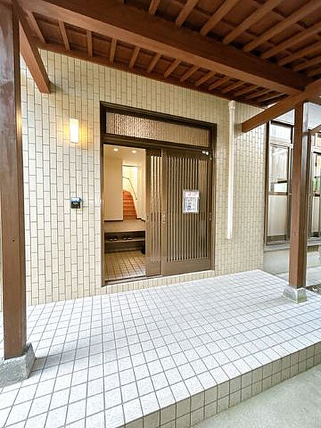 【リフォーム済】玄関のドアとタイルは綺麗にクリーニング実施。カラーモニター付きインターホンや照明器具も新設しました。玄関はお家の顔となる部分、お客様が最初に目にする場所だからこそ、第一印象が大切ですね