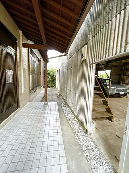 【リフォーム済】玄関には庇がついており、車庫から雨に濡れずにお荷物を出し入れすることができます。