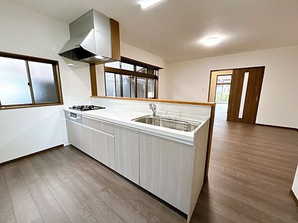 【リフォーム済】キッチンはLIXIL製のシステムキッチンに新品交換。部屋の雰囲気に合わせて扉色はラスティックアッシュを採用しました。横幅も270ｃｍタイプの物なのでキッチンが広々と使えそう…