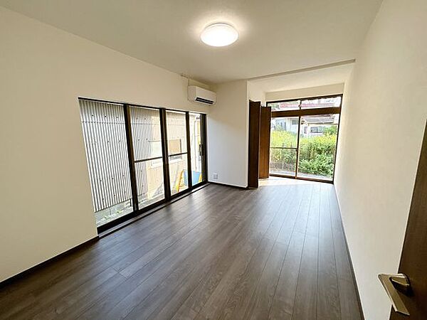 【リフォーム済】1階南側約6帖の洋室です。フロア仕上げ、壁天井クロス張替、照明器具交換、火災報知器設置、TVジャック設置、エアコンコン設置を実施。クローゼットもありますのでお洋服等収納可能です。