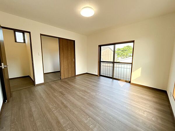 【リフォーム済】2階南側約8帖の洋室別アングルです。フロア仕上げ、壁天井クロス張替、照明器具交換、火災報知器設置、TVジャック設置、エアコンコンセント設置を実施。納戸もありますのでお洋服等収納可能。