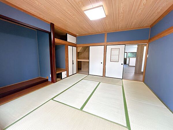 【リフォーム済】1階南西側8畳の和室です。畳表替え、クロス張替、建具交換、照明器具交換、火災報知器設置を行いました。イグサの香りに癒される、居心地の良いお部屋に仕上がります。
