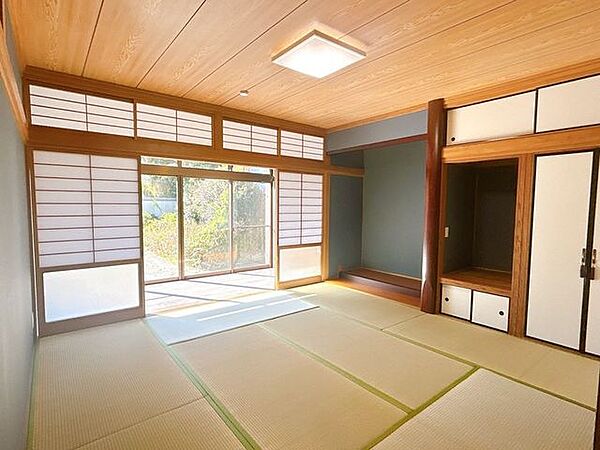 【リフォーム済】1階南西側8畳の和室別アングルです。畳表替え、クロス張替、建具交換、照明器具交換、火災報知器設置を行いました。イグサの香りに癒される、居心地の良いお部屋に仕上がります。
