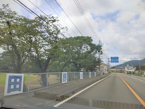 宮崎市立田野小学校 周辺環境：中学校　田野中学校まで約520ｍ徒歩約7分です。