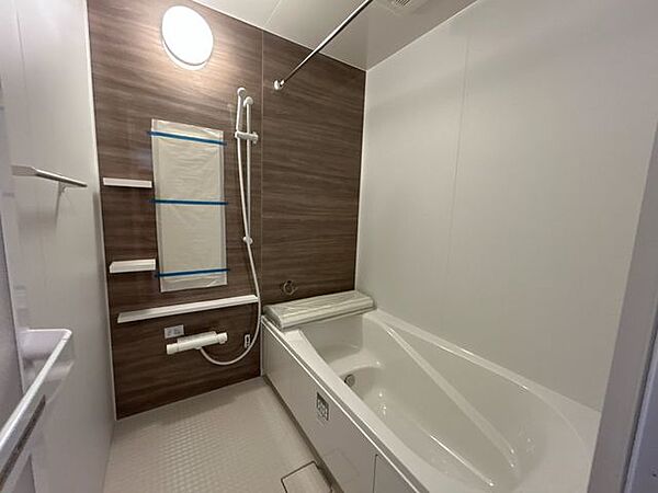 【同仕様写真：浴室】浴室はLIXIL製のユニットバスに新品交換しました。広さは約1坪タイプのものとなっております。足を伸ばして1日の疲れをゆっくりとることができますよ。