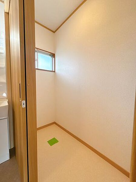 【リフォーム済】トイレはLIXIL製の温水洗浄機能付きに新品交換します。直接肌に触れるトイレは新品が嬉しいですよね。