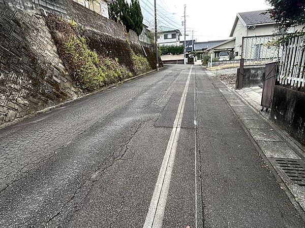 【現地写真】前面道路の幅員は6mの市道です。駐車場間口も広がるので駐車しやすくなりますね。