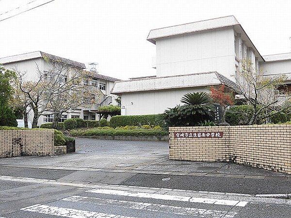 生目南中学校まで1300ｍ徒歩約17分です。