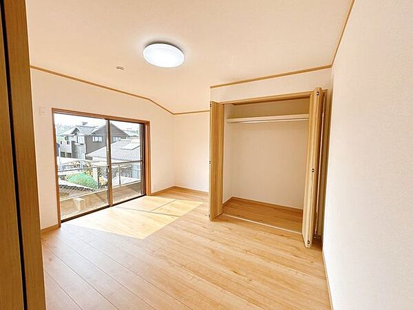 【リフォーム済】1階北西側約6帖の洋室別アングルです。フロア仕上げ、壁天井クロス張替、照明器具交換、火災報知器設置、TVジャック設置、エアコンコンセント設置を実施。
