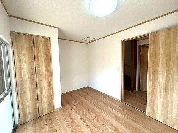 【リフォーム済】1階南東側約5.5帖の洋室です。フロア仕上げ、壁天井クロス張替、照明器具交換、火災報知器設置、TVジャック設置、エアコンコンセント設置を実施。