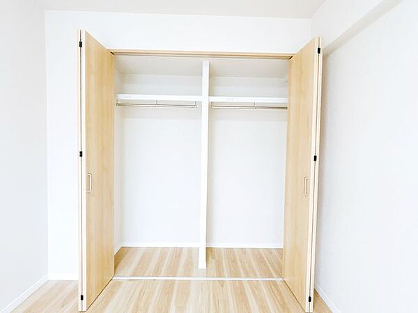 【洋室】リビング横の洋室にはクローゼットが新設されております。大容量で部屋をすっきりさせることができます。