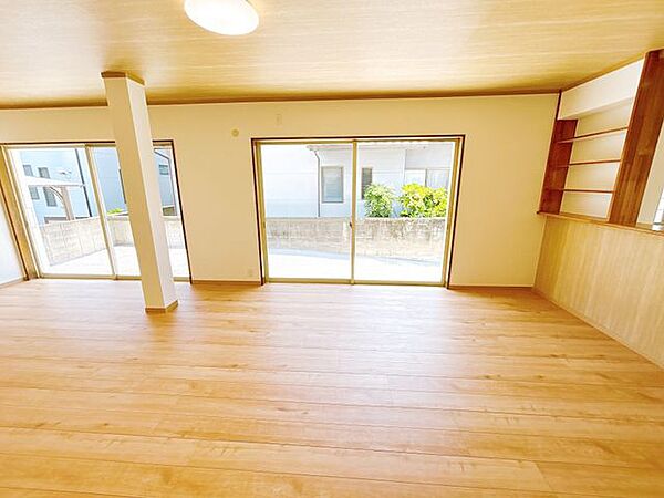 【リフォーム済写真　5/9撮影】リビングです。床の上張り、壁、天井のクロス張替えを行いました。