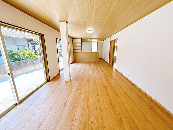 【リフォーム済写真　5/9撮影】リビングです。床の上張りと壁・天井のクロス張替えを行い、明るく快適な空間に仕上がりました。22帖の広々としたリビングで、ご家族皆さまゆったりとお過ごしいただけます。