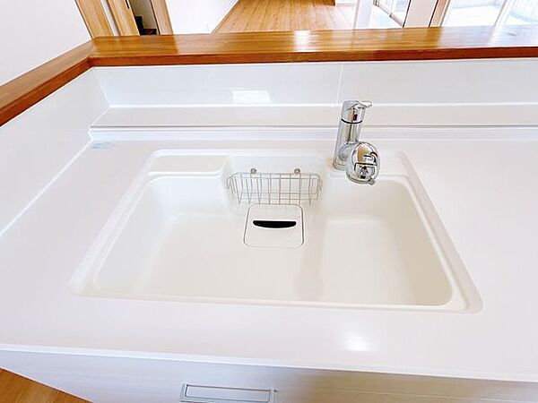 【リフォーム前写真　5/9撮影】キッチンは永大産業製の新品に交換しました。天板は熱や傷にも強い人工大理石仕様なので、毎日のお手入れが簡単です。