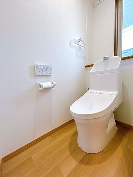 【リフォーム済写真　5/9撮影】トイレはTOTO製の温水洗浄機能付きに新品交換しました。表面は凹凸がないため汚れが付きにくく、継ぎ目のない形状でお手入れが簡単です。