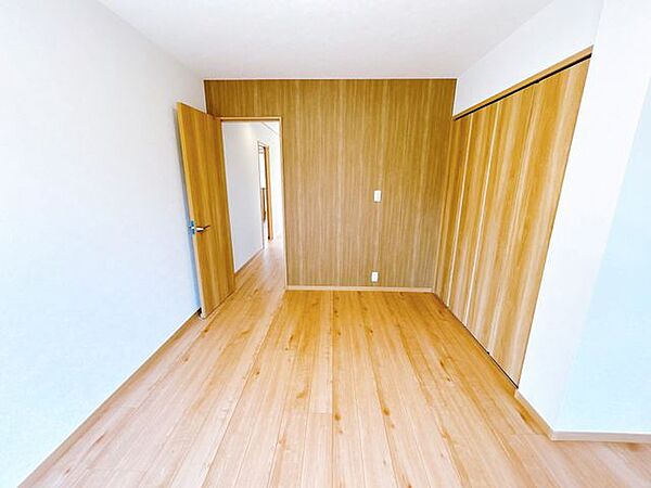 【リフォーム済写真  5/8撮影】1階北東側の洋室です。床の張替え、天井・壁クロスの張替えを行いました。ご夫婦の寝室にいかがでしょうか。
