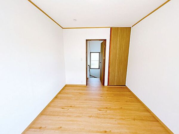 【リフォーム済写真  5/9撮影】2階東側の洋室です。床の重ね張り、天井・壁クロスの張替えを行いました。収納スペースを備え、小物の整理にも便利です。