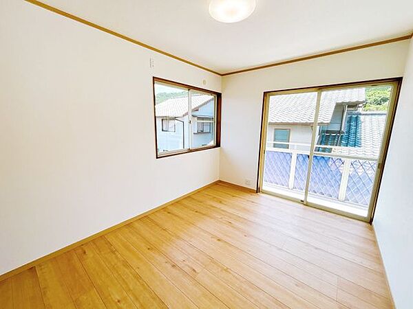 【リフォーム済写真  5/9撮影】2階東側の洋室です。床の重ね張り、天井・壁のクロスの張替えを行いました。2階東側に位置する洋室で、採光も良好です。