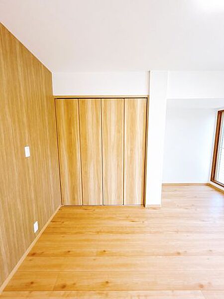 【リフォーム済写真  5/9撮影】1階北東側の洋室です。床の張替え、天井・壁クロスの張替えを行いました。クローゼットもついており、色々なものを収納できます。