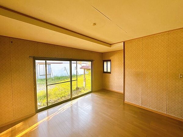 【リフォーム前】東側約8帖洋室の写真です。オープンクローゼットの新設、クロス張替、フロア上張、火災報知器・照明器具の設置を行う予定です。※企画は変更になる場合があります。