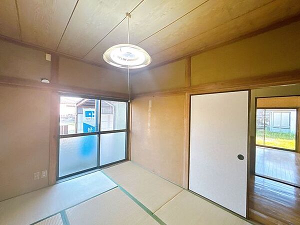 【リフォーム前】北東側6畳和室の写真です。間取り変更を行い約6帖に変更予定です。クロス張替、フロア張替え、火災報知器・照明器具の設置を行う予定です。※企画は変更になる場合があります。