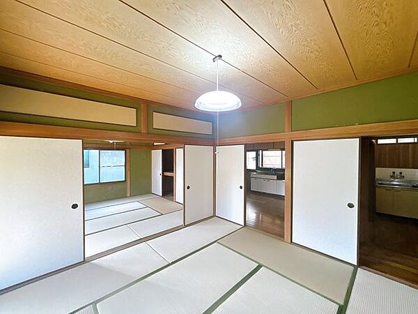 【リフォーム前】南東側8畳和室の写真です。南西側の和室を繋げてLDKに間取り変更予定です。※企画は変更になる場合があります。