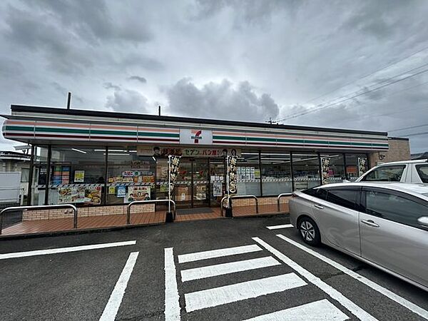 【周辺環境・コンビニ】セブンイレブン国富木脇店様まで約800ｍ（徒歩で約11分、車で約2分）です。ちょっとした買い物のときに近くにコンビニがあると嬉しいですよね。