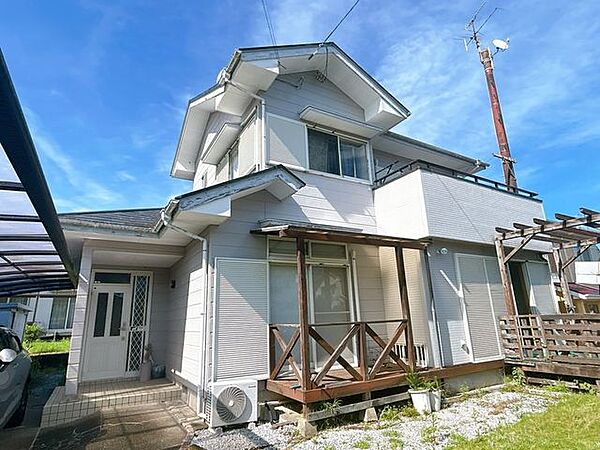 【リフォーム中】外観の別アングル写真です。屋根と外壁は塗装実施予定。外観からキレイに生まれ変わります。