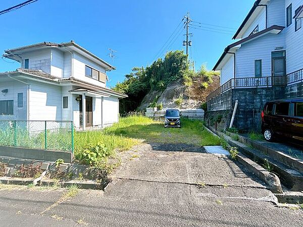 【リフォーム中】駐車場は、砕石の敷き込みを実施し5台駐車可能。屋根と外壁は塗装済実施予定。外観からキレイに生まれ変わります。