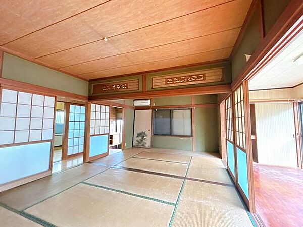 【リフォーム前】南側にある約18.5帖のリビングです。床は明るい色のフローリングに張り替え予定です。キッチンは対面式ですので、リビングで遊ぶお子様を眺めながらお料理ができます。