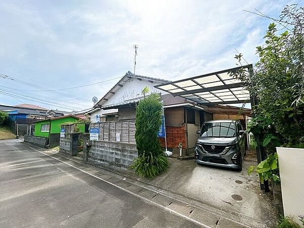 【リフォーム前】外観別角度の写真です。閑静な住宅街にあるおうちです。屋根と外壁は塗装実施予定。外観からキレイに生まれ変わります。地面には砂利を敷く予定なので、防犯対策にもなります。