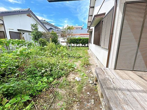 【リフォーム前】道路から見て敷地の奥側にある裏庭です。お子様の遊び場でも、DIYや家庭菜園等のご趣味のスペースにしてもなんでもできそうです。