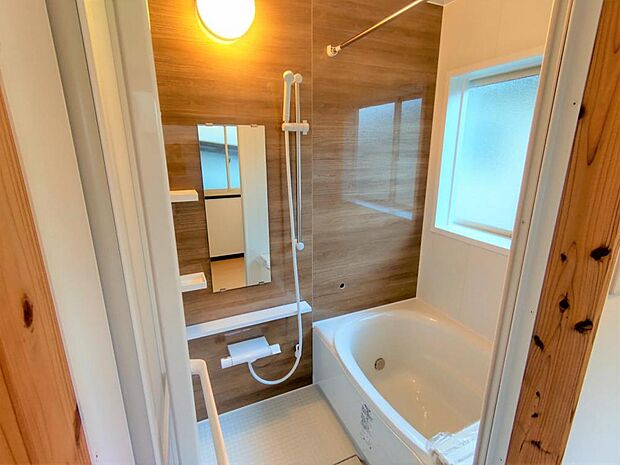 【リフォーム後写真】浴室はLIXIL製の新品のユニットバスに交換しました。床は水はけがよく汚れが付きにくい加工がされているのでお掃除ラクラクです。