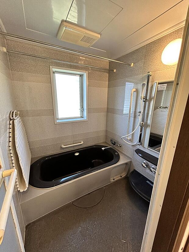 【リフォーム済】浴室はユニットバスのため、冬でも床が冷たくなることはありません。また、浴室暖房機能付きで浴室も暖かい状態で入れます。クリーニングを行いました。