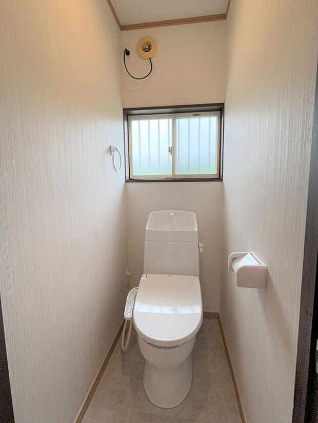【リフォーム済】トイレはジャニス製のトイレに新品交換しました。温水洗浄便座付きで、冬でも暖かい便座に座ることができます。