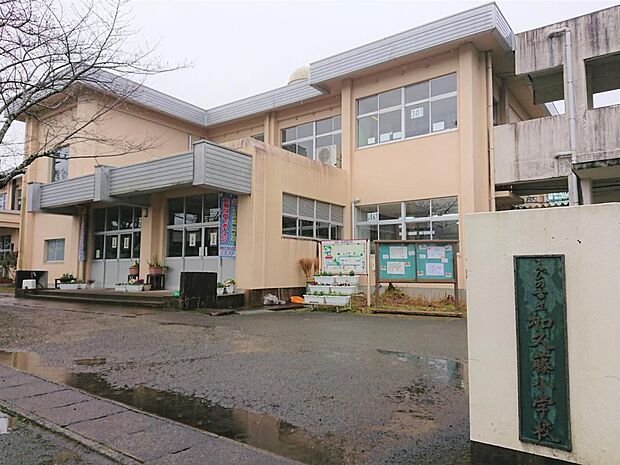 【周辺環境】加久藤小学校まで、徒歩13分（約1000ｍ）です。近くに学校があると通学も安心ですね。