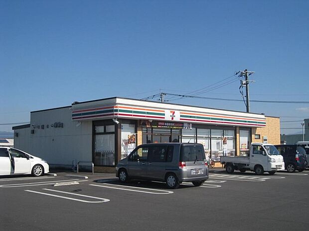 【周辺環境】セブンイレブン山田前坂店様まで、車で5分（約2100ｍ）です。コンビニが近くにあると、いざというときに便利ですね。