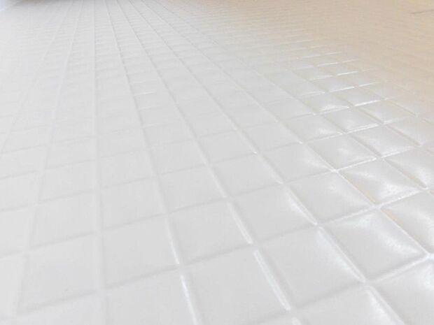 【同仕様写真】交換予定の浴室の床は水はけがよい構造になっています。