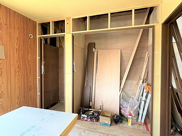 【リフォーム中　5/25撮影】南側洋室の収納の写真です。枕棚等の設置を行い、クローゼットとする予定です。各居室に収納を設置予定なのでモノが多くても心配ないですね。